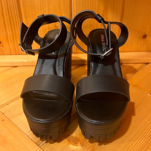 Public Desire AVENUE BLACK CLEATED SOLE PLATFORM BLOCK HIGH HEELS Black - Picture 7 of 10